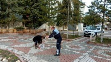 SOĞUK HAVALARDA YEM BULMAKTA ZORLANAN KUŞLARDA UNUTULMADI...