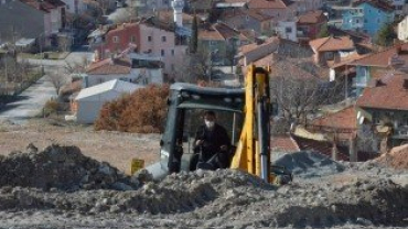 EMET 112'DEN EMET DEVLET HASTANESİNE UZANAN YOLDA ASFALT VE KALDIRIM YAPIM ÇALIŞMALARI SÜRÜYOR