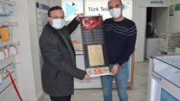 Esnaflarımıza İstiklal marşımızın basılı olduğu bez dokuma flama dağıtımına devam ediyoruz.