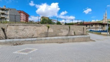 İLÇE KABRİSTANINDA PEYZAJ ÇALIŞMALARI VE AĞAÇ DİKİMİ