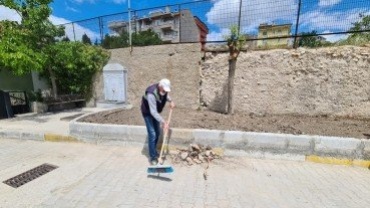 İLÇE KABRİSTANINDA PEYZAJ ÇALIŞMALARI VE AĞAÇ DİKİMİ