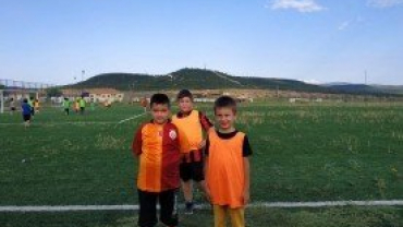 EMET BELEDİYEMİZ FUTBOL OKULUNDA 50 ÇOCUĞUMUZ EĞİTİM GÖRÜYOR