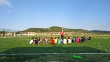 EMET BELEDİYEMİZ FUTBOL OKULUNDA 50 ÇOCUĞUMUZ EĞİTİM GÖRÜYOR