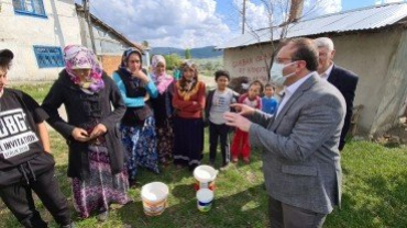 EMET BELEDİYEMİZİN KEÇİ PEYNİRİ ÜRETİMİNİ İÇEREN PROJESİNDE İLK SÜTLER ALINMAYA BAŞLANDI