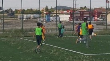 EMET BELEDİYEMİZ FUTBOL OKULUNDA 50 ÇOCUĞUMUZ EĞİTİM GÖRÜYOR