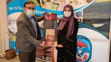 HAFIZLIĞINI TAMAMLAYAN ÖĞRENCİLERE BELEDİYE BAŞKANIMIZDAN TEBRİK HEDİYELERİ