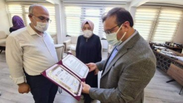 HAFIZLIĞINI TAMAMLAYAN ÖĞRENCİLERE BELEDİYE BAŞKANIMIZDAN TEBRİK HEDİYELERİ