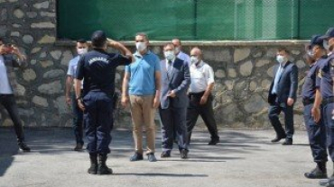 İLÇEMİZ PROTOKOLU BELEDİYEDEKİ BAYRAMLAŞMANIN ARDINDAN İLÇE JANDARMA KOMUTANLIĞIMIZA BAYRAM ZİYARETİ GERÇEKLEŞTİRDİ...