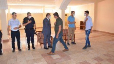 BAYRAMIN 2.GÜNÜ PROTOKOL ÜYELERİ BELEDİYE ÇOK AMAÇLI SALONUNDA HALKLA BİR ARAYA GELEREK BAYRAMLAŞTI...