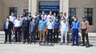 İLÇEMİZ PROTOKOLU BELEDİYEDEKİ BAYRAMLAŞMANIN ARDINDAN İLÇE JANDARMA KOMUTANLIĞIMIZA BAYRAM ZİYARETİ GERÇEKLEŞTİRDİ...