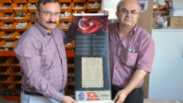 Tüm esnaflarımıza, İstiklal marşımızın basılı olduğu bez dokuma flama dağıtımına devam ediyoruz