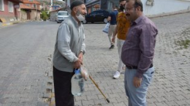 Tüm esnaflarımıza, İstiklal marşımızın basılı olduğu bez dokuma flama dağıtımına devam ediyoruz