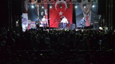 GECEDE TÜRK POP MÜZİĞİ SANATÇISI AYDİLGE SAHNE ALIRKEN, 1.5 SAAT SÜREN KONSER YOĞUN İLGİ GÖRDÜ...