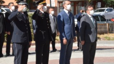 3 EYLÜL ETKİNLİKLERİ HÜKÜMET KONAĞI ÖNÜNDE ATATÜRK BÜSTÜNE ÇELENK KOYMA TÖRENLERİ İLE BAŞLADI