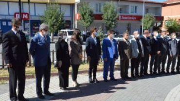 3 EYLÜL ETKİNLİKLERİ HÜKÜMET KONAĞI ÖNÜNDE ATATÜRK BÜSTÜNE ÇELENK KOYMA TÖRENLERİ İLE BAŞLADI