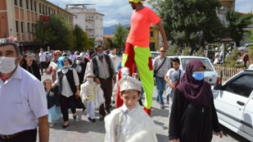 EMET MERKEZDE MEHTARAN YÜRÜYÜŞÜ VE KONSERİ GERÇEKLEŞTİRİLDİ