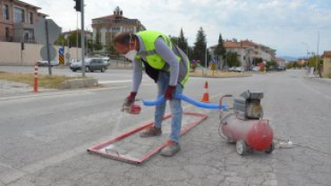 YAYA GEÇİTLERİ BOYAMA ÇALIŞMALARI DEVAM EDİYOR