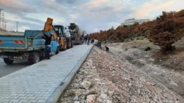 EMET BELEDİYEMİZCE ÜNİVERSİTEYE UZANAN CADDEDE AYDINLATMA ÇALIŞMALARI BAŞLADI