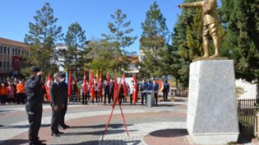 Cumhuriyetimizin kuruluşunun 98. yılında Kutlama Programları Hükümet Meydanında Atatürk anıtına Çelenk Koyma Töreni İle Başladı