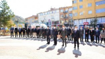 Cumhuriyetimizin kuruluşunun 98. yılında Kutlama Programları Hükümet Meydanında Atatürk anıtına Çelenk Koyma Töreni İle Başladı