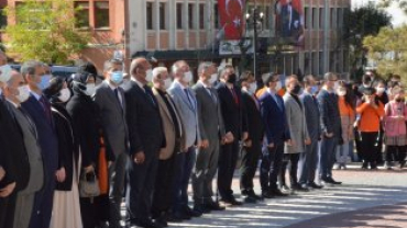 Cumhuriyetimizin kuruluşunun 98. yılında Kutlama Programları Hükümet Meydanında Atatürk anıtına Çelenk Koyma Töreni İle Başladı