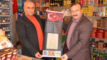 tiklal marşımızın basılı olduğu bez dokuma flama dağıtımına devam ediyoruz