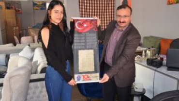 tiklal marşımızın basılı olduğu bez dokuma flama dağıtımına devam ediyoruz