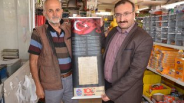 tiklal marşımızın basılı olduğu bez dokuma flama dağıtımına devam ediyoruz