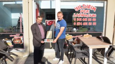 tiklal marşımızın basılı olduğu bez dokuma flama dağıtımına devam ediyoruz