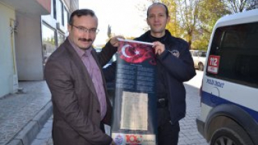 tiklal marşımızın basılı olduğu bez dokuma flama dağıtımına devam ediyoruz