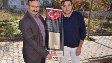 tiklal marşımızın basılı olduğu bez dokuma flama dağıtımına devam ediyoruz