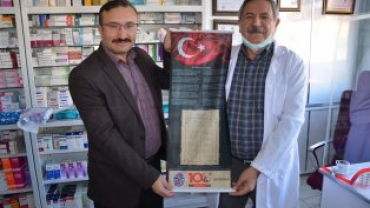 tiklal marşımızın basılı olduğu bez dokuma flama dağıtımına devam ediyoruz