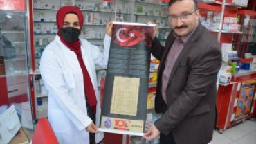 tiklal marşımızın basılı olduğu bez dokuma flama dağıtımına devam ediyoruz