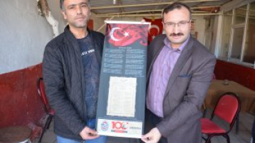 tiklal marşımızın basılı olduğu bez dokuma flama dağıtımına devam ediyoruz