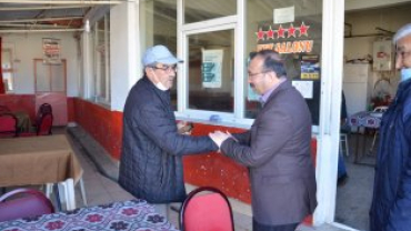 tiklal marşımızın basılı olduğu bez dokuma flama dağıtımına devam ediyoruz