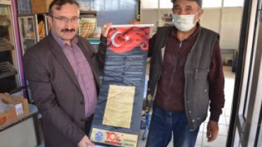 tiklal marşımızın basılı olduğu bez dokuma flama dağıtımına devam ediyoruz