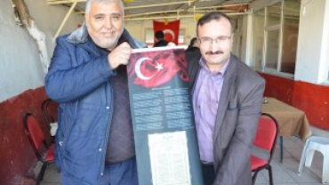 tiklal marşımızın basılı olduğu bez dokuma flama dağıtımına devam ediyoruz