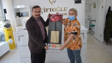 tiklal marşımızın basılı olduğu bez dokuma flama dağıtımına devam ediyoruz