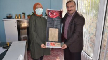 tiklal marşımızın basılı olduğu bez dokuma flama dağıtımına devam ediyoruz