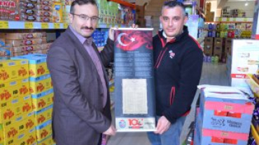 tiklal marşımızın basılı olduğu bez dokuma flama dağıtımına devam ediyoruz