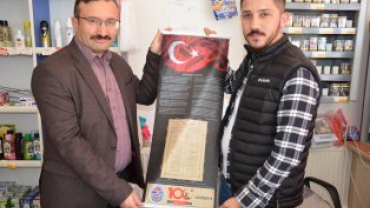 tiklal marşımızın basılı olduğu bez dokuma flama dağıtımına devam ediyoruz