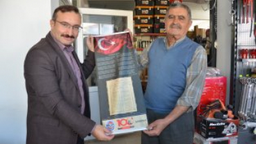 tiklal marşımızın basılı olduğu bez dokuma flama dağıtımına devam ediyoruz