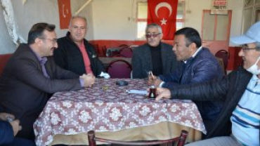 tiklal marşımızın basılı olduğu bez dokuma flama dağıtımına devam ediyoruz