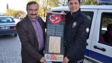 tiklal marşımızın basılı olduğu bez dokuma flama dağıtımına devam ediyoruz