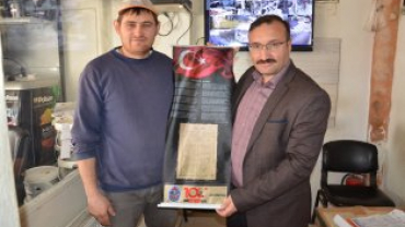 tiklal marşımızın basılı olduğu bez dokuma flama dağıtımına devam ediyoruz