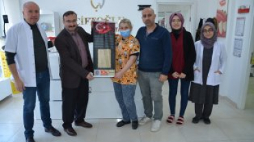 tiklal marşımızın basılı olduğu bez dokuma flama dağıtımına devam ediyoruz