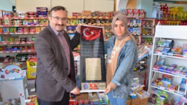 tiklal marşımızın basılı olduğu bez dokuma flama dağıtımına devam ediyoruz