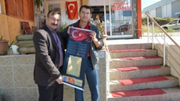 tiklal marşımızın basılı olduğu bez dokuma flama dağıtımına devam ediyoruz