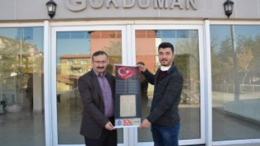 tiklal marşımızın basılı olduğu bez dokuma flama dağıtımına devam ediyoruz