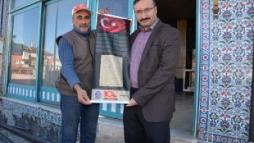 tiklal marşımızın basılı olduğu bez dokuma flama dağıtımına devam ediyoruz